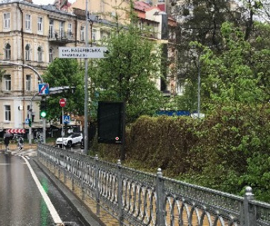 Нестандарт A в Киеве, Нестандартный  Льва Толстого вул., 35-39 (напроти) фото 1
