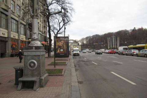 Беклайт B у Києві, 1.2x1.8  Хрещатик вул., 8 (вихід з підземного переходу, банк "Хрещатик") Фото 1