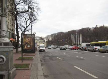 Ситилайт B в Киеве, 1.2x1.8  Хрещатик вул., 8 (вихід з підземного переходу, банк "Хрещатик") фото 1