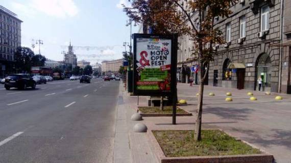 Скроллер A в Васильевке, 1.2x1.8  Хрещатик вул., 8 (вихід з підземного переходу, банк "Хрещатик") - 422976 фото 1
