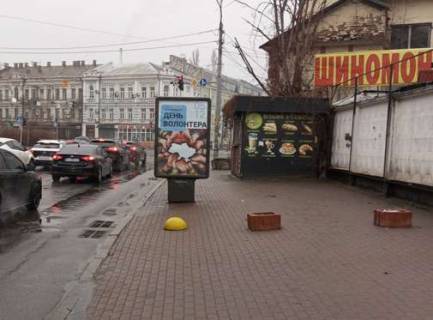 Ситилайт A в Киеве, 1.2x1.8  Жилянська вул., . напроти напроти універмагу Україна №2 фото 1