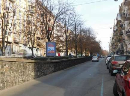 Ситилайт A в Киеве, 1.2x1.8  Антоновича вул. (Горького вул.), 25, бульварна частина  фото 1