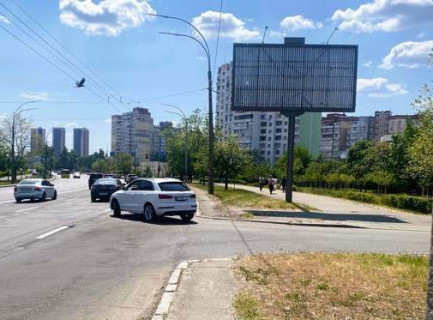Призма A в Киеве, 3x6  просп. Червоної Калини (Володимира Маяковського). — Каштанова вул. (на перехресті) - 656418 фото 1