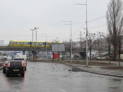 Призма A в Киеве, 3x6  Шухевича Романа просп. (Генерала Ватутіна просп.), 32, навпроти - 167472 фото 1