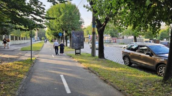 Ситилайт B в Черновцах вул. Головна 100, поруч зі стадіоном перед зупинкою фото 1