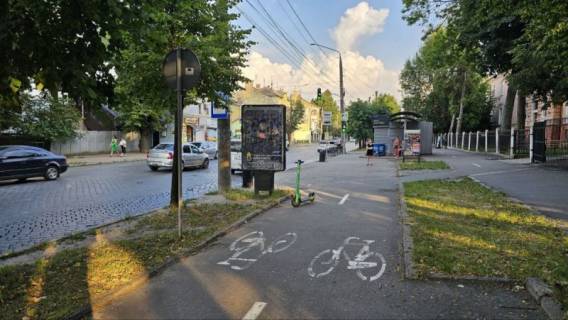 Ситилайт A в Черновцах вул. Головна, 100 (2) поруч зі стадіоном на світлофорі перед зупинкою фото 1