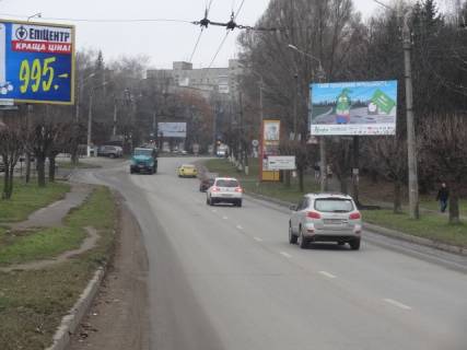 Билборд A в Черновцах вул. Скальда (Комарова), 28, мед. заклади, ресторани,  озеро, інтенсивний рух, школа, офсний центр, до Героїв Майдану (Червоноармійська), фото 1