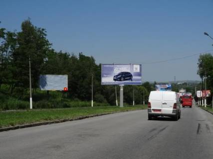 Билборд B в Черновцах вул. Ізмайлівська на підйомі перед камерою швидкості фото 1