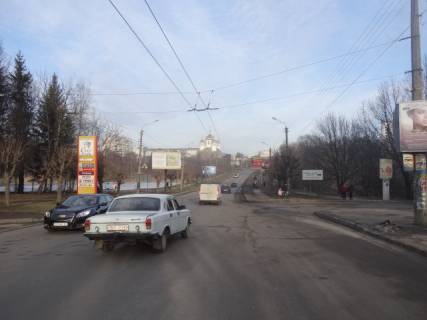 Билборд B в Черновцах вул. Скальда (Комарова), 28, мед заклади, ресторани, зупинка, до автовокзалу фото 1
