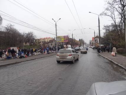 Білборд, Бігборд (Борд)  B у Чернівцях Центр, вул. Руська, 79-Зелена, ринок, зупинка, великий транспортний потік Фото 1