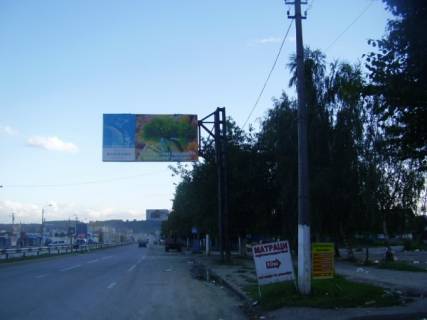 Білборд, Бігборд (Борд)  A у Чернівцях вул. Калинівська, ринок, ковровий ряд, тривалий світлофор,  (перший над дорогою) Фото 1