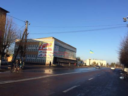 Билборд B в Черняхове ЧЕРНЯХІВ. Вул. Володимирська 2. центр, универмаг, маркети"КВАРА""ТРЕШ" "БІРРЛІН", в напр. КОРОСТЕНЬ низ фото 1