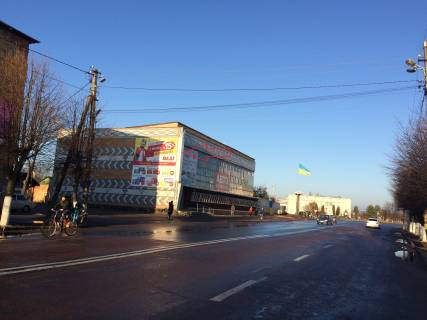 Билборд B в Житомире ЧЕРНЯХІВ. Вул. Володимирська 2. центр, универмаг, маркети"КВАРА""ТРЕШ" "БІРРЛІН", в напр. КОРОСТЕНЬ .ВЕРХ фото 1