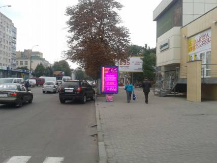 Билборд A в Житомире, 1,2x1,8  Івана Кочерги вул., 3 (дитячий супермаркет «Мірошка», піццерія «Маріо») фото 1