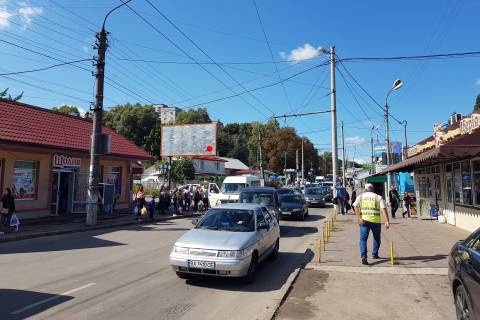 Billboard B in Khmelnitsky, 3*6  L'vivs'ke sose, zupinka "Rinok", nepodalik: Hmel'nic'ka "Tolkucka" > 30 rinkiv, lombardi, magazini, AZS (v centr) Photo 1