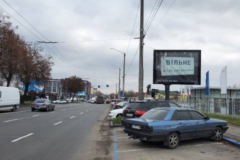 Білборд, Бігборд (Борд)  A у Хмельницькому, 2,32*3,14  перехрестя пр.Миру - вул.Трудова #2, неподалік: авторинок запчастин, автосалон "Мерседес", "Тойота", "Шкода", "Хюндай", "Киа", "Пежо" Фото 1