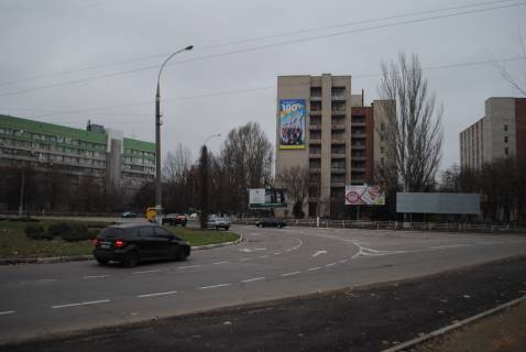 Билборд A в Херсоне, 3х6 м.  Івана Мозгового пл/ Кременчугська вул (гуртожиток ХДУ) правий фото 1