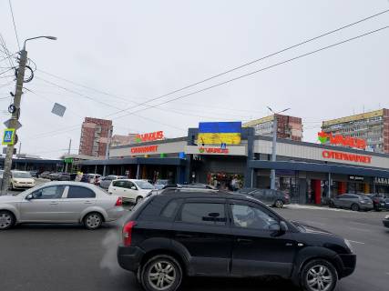 Видеоборд A у Дніпро (Дніпропетровськ) м. Дніпро, лівий берег, Березинська 23а, На Головному вході VARUS. - 621711 Фото 1