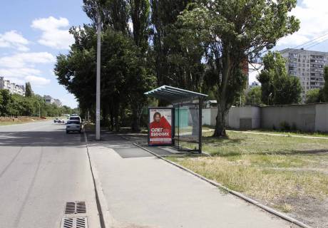 Билборд A в Харькове, 1,24х1,84  Нескорених вул. (колиш. Героїв Праці вул.). - Тракторобудівників пр-т, 152-Б (зупинка Володимирська церква), з центру фото 1