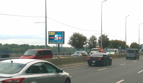 Бэклайт B в Киеве, 3.20 х 2.24  Набережное шоссе, Пешеходный мост, к ст. м. "Днепр" фото 1