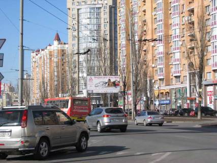 Білборд A у Києві просп. Володимира Івасюка (Героїв Сталінграда), 6 / вул. Мате Залки (клумба, світлофор); "Оболонські Липки", ресторан "Жовте море", клініка "Медіком", магазини "Антошка", Серват'Ес (призма) Фото 1