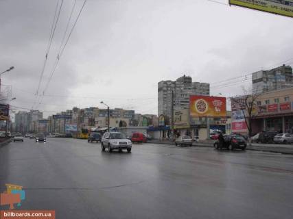 Білборд, Бігборд (Борд)  A у Києві просп. Червоної Калини (Володимира Маяковського), 22; діловий центр Троєщини: Фестивальний, ринок, Калинка-Малинка, ТЦ Маяк, Дарина, Бумі і ін .; остан. заг. транспорту Фото 1