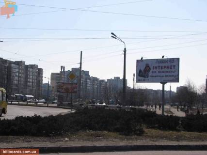 Білборд, Бігборд (Борд)  A у Києві просп. Червоної Калини (Володимира Маяковського) / Лифаря вул. (Колиш. Сабурова); друга клумба по пр. Маяковського; завантажена транспортна розв'язка Фото 1
