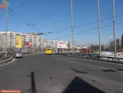 Білборд, Бігборд (Борд)  A у Києві просп. Червоної Калини (Володимира Маяковського) / вул. Драйзера; основна трансп. розв'язка (клумба) на Троєщині; навпаки Деснянської РДА Фото 1