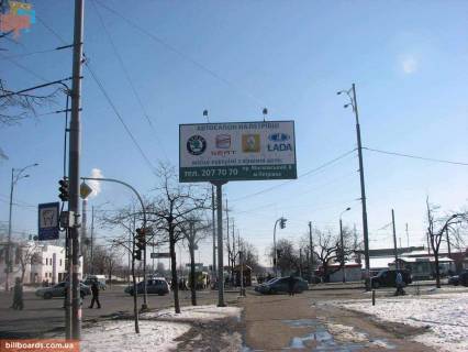 Білборд A у Києві вул. Драйзера / вул. Закревського, світлофор, виїзд зі стор. просп. Червоної Калини (Володимира Маяковського) в напр. вул. Братиславській, навпроти спортклубу Нацбанку, зупинка трол., Трамвая, автобусів Фото 1