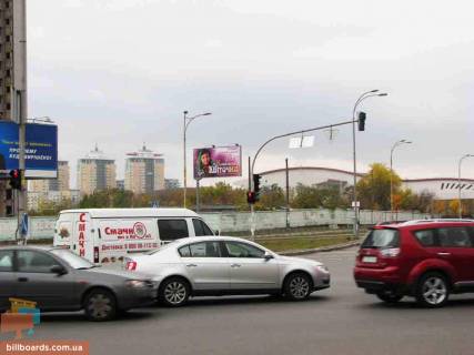 Билборд B в Киеве ул. Ник.-Слободская / Митрополита Андрея Шептицького вул. (Луначарського) (П) - подъезд к МВЦ, с/м Novus, Поляна, Якитория; офиса UMC (почтамт), фото 1