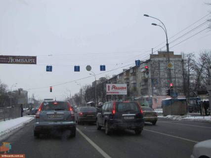 Білборд, Бігборд (Борд)  A у Києві бул. Перова, 22 - поворот на Інтернаціонального легіону вул. (Петра Запорожця), під'їзд до авторинку, ТЦ Квадрат (Аврора), на світлофорі (призма) Фото 1