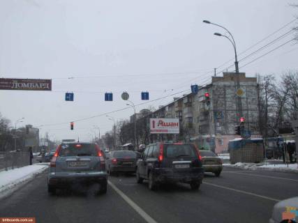 Билборд A в Киеве бул. Перова, 22 - поворот на Інтернаціонального легіону вул. (Петра Запорожця), подъезд к авторынку, ТЦ Квадрат (Аврора), на светофоре (призма) фото 1