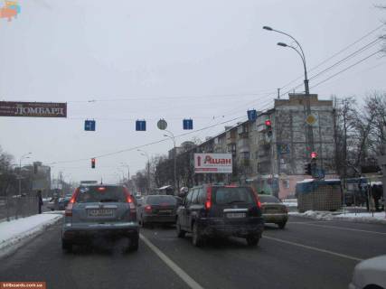 Білборд, Бігборд (Борд)  A у Києві бул. Перова, 22 - поворот на Інтернаціонального легіону вул. (Петра Запорожця), під'їзд до авторинку, ТЦ Квадрат (Аврора), на світлофорі (призма) Фото 1