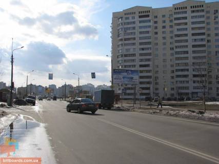 Білборд, Бігборд (Борд)  A у Києві вул. Драгоманова, 27 - Позняки, клініка "Добробут", ТЦ "Елтікс" (Центрум), спорт-клуби "Фітнес-реал", "Планета-спорт"; маг. "Космо", "Будинок взуття", рест. "Муракамі", "Кава-тайм", "Галина", Domino's pizza, на зупинці Фото 1