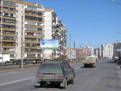 Билборд A в Киеве ул. Драгоманова, 27 - Позняки, клиника "Добробут", ТЦ "Элтикс" (Центрум), спорт-клубы "Фитнес-реал",  "Планета-спорт"; маг. "Космо", "Дом взуття", рест. "Мураками", "Кофе-тайм", "Галина", Domino's pizza, на остановке фото 1