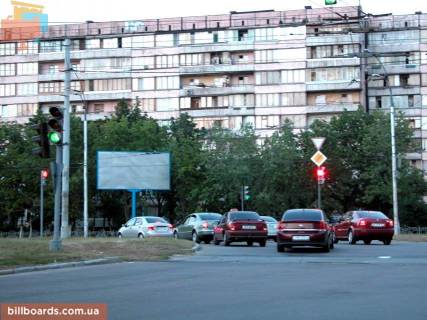 Білборд, Бігборд (Борд)  A у Києві Героїв полку «Азов» вул. (Маршала Малиновського), 1 - клумба, світлофор, біля рест. Quееn-Bee, в напр. від ТЦ Караван-мегастор Фото 1
