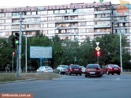 Білборд, Бігборд (Борд)  A у Києві Героїв полку «Азов» вул. (Маршала Малиновського), 1 - клумба, світлофор, біля рест. Quееn-Bee, в напр. від ТЦ Караван-мегастор Фото 1
