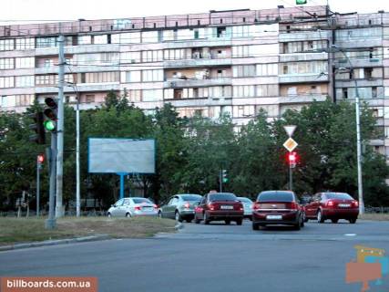 Билборд A в Киеве Героїв полку «Азов» вул. (Маршала Малиновського), 1 - клумба, светофор, возле рест. Quееn-Bee, в напр. от ТЦ Караван-Мегасторе фото 1