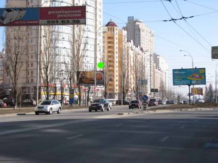Білборд B у Києві просп. Володимира Івасюка (Героїв Сталінграда), 6 / ул. Мате Залки (клумба, светофор); "Оболонские Липки", с/маркет Delight, ресторан "Желтое море", клиника "Медиком", магазины "Антошка", Kerama Marazzi, Серват'Ес, Ямаха (ПанАвто), Kolss и др.; Дом клоунов, турагентство Фото 1