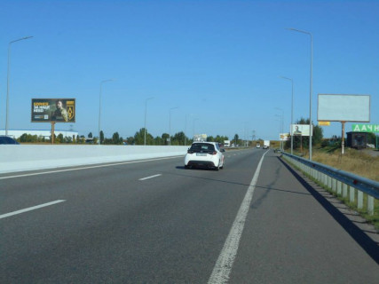 Билборд A в Бровары, 6х3  Траса М-01 "Київ-Чернігів-Нові Яриловичі", км 24+600 право, об'їзд м. Бровари, через 1.4км після перетину Переяславський шлях (кол. Осипова) та вул. Лагунової, ресторану "Петрівський Бровар" та АЗС ОККО, за 900м до повороту на трасу Р-03 (Північно-Східний фото 1