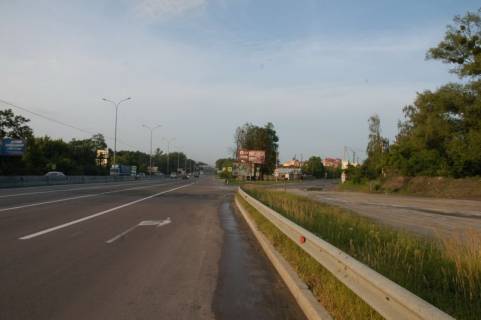 Білборд, Бігборд (Борд)  A у Чабани, 6х3  с. Чабани, траса М-05 Київ-Одеса, км 16+485 ліво, біля автобусної зупинки, навпроти заїзду на АЗС Marshal, за 405м до АЗС UPG, через 80м після повороту на вул. Кірова Фото 1