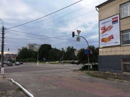 Билборд A в Василькове, 3,6х4,5  м. Васильків, Перехрестя вул. Грушевського, вул. Соборної і вул. Ю.Комунарова (Луначарського, 2)  фото 1