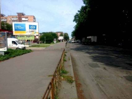 Білборд, Бігборд (Борд)  B у Умані, 6х3  м. Умань, вул. Тищика, 13, навпроти будинку 52, за 195м до магазину АТБ та 250м до повороту на вул. Грушевського, через 65м после автобусної зупинки та повороту на вул. Горького Фото 1