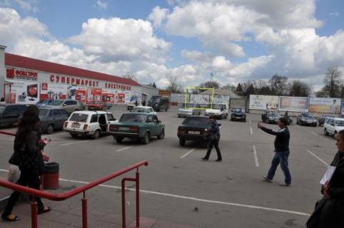 Billboard B in Uman, 6х3  m. Uman', st. Velika Fontanna, 37, bila magazinu Furset, stoanka magazinu Fokstrot, navproti PrivatBanku, za 105m do povorotu na st. Sevcenka, cerez 180m pisla povorotu na st. Respublikans'ka, 2-j vid magazinu Fokstrot Photo 1
