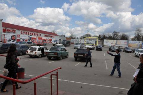 Billboard B in Uman, 6х3  m. Uman', st. Velika Fontanna, 37, bila magazinu Furset, stoanka magazinu Fokstrot, navproti PrivatBanku, za 100m do povorotu na st. Sevcenka, cerez 175m pisla povorotu na st. Respublikans'ka, 3-j vid magazinu Fokstrot Photo 1