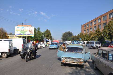 Billboard B in Uman, 6х3  m. Uman', st. Nebesnoi Sotni, bila avtobusnoi zupinki, cerez 145m pisla rozv'azki z st. Celuskinciv ta st. Solom-Alejhema, cerez 205m pisla AZS OKKO, za 45m do povorotu na provulok Kam'anij Photo 1