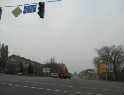 Билборд A в Бровары, 6х3  м. Бровари, вул. Київська, навпроти будинку 292, за 40м до АЗС "КЛО", через 40м після розвилки з Героїв України вул. (кол. Гагаріна) та вул. В'ячеслава Чорновола, через 100м після магазину Сільпо та ресторану KFC фото 1