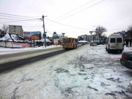 Billboard B in Uman, 6х3  m. Uman', st. Kiivs'ka, 4, bila avtobusnoi zupinki, navproti Avtovokzalu, cerez 40m pisla povorotu na st. Lisova ta 120m pisla AZS SOCAR, za 50m do magazinu ATB ta rozv'azki z st. Tisika ta st. Sevcenka Photo 1