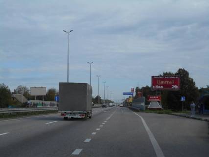 Billboard A in With. Mila s. Mila, trasa M-06 Kiiv-Cop (Zitomir), km 25+770 livo, bila avtobusnoi zupinki, pered zamis'kim kompleksom "Car'grad", pered povorotom na Petruski, cerez 400m pisla magazinu "Fora" Photo 1