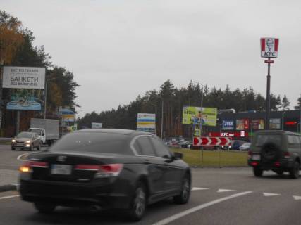 Билборд A в Гостомеле, 6х3  м. Гостомель-м. Буча, траса М-07 "Київ-Ковель", км 23+875 право, вул. Гостомельське шосе-вул. Свято-Покровська, розвилка Ірпінь-Гостомель-Буча, парковка Фора, KFC, поворот на Гостомель, напрямок на Бучу фото 1